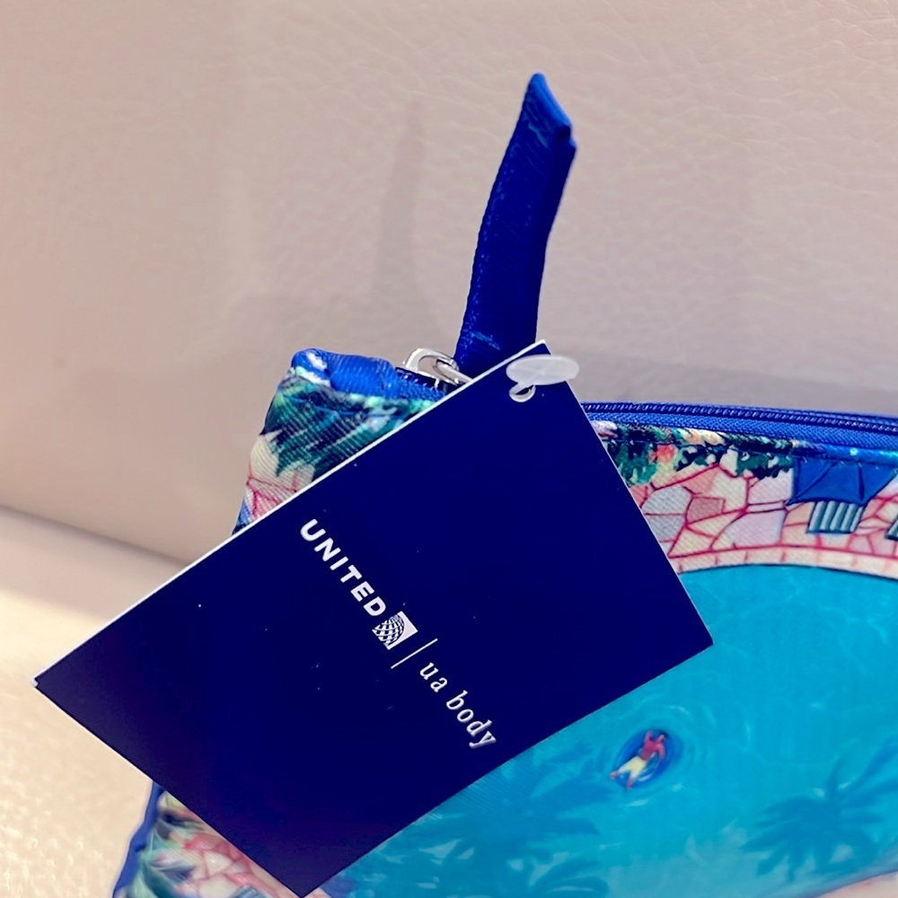 United Airlines Hawaii Amenity Kit with UA Body NWT pool - Picture 5 of 7